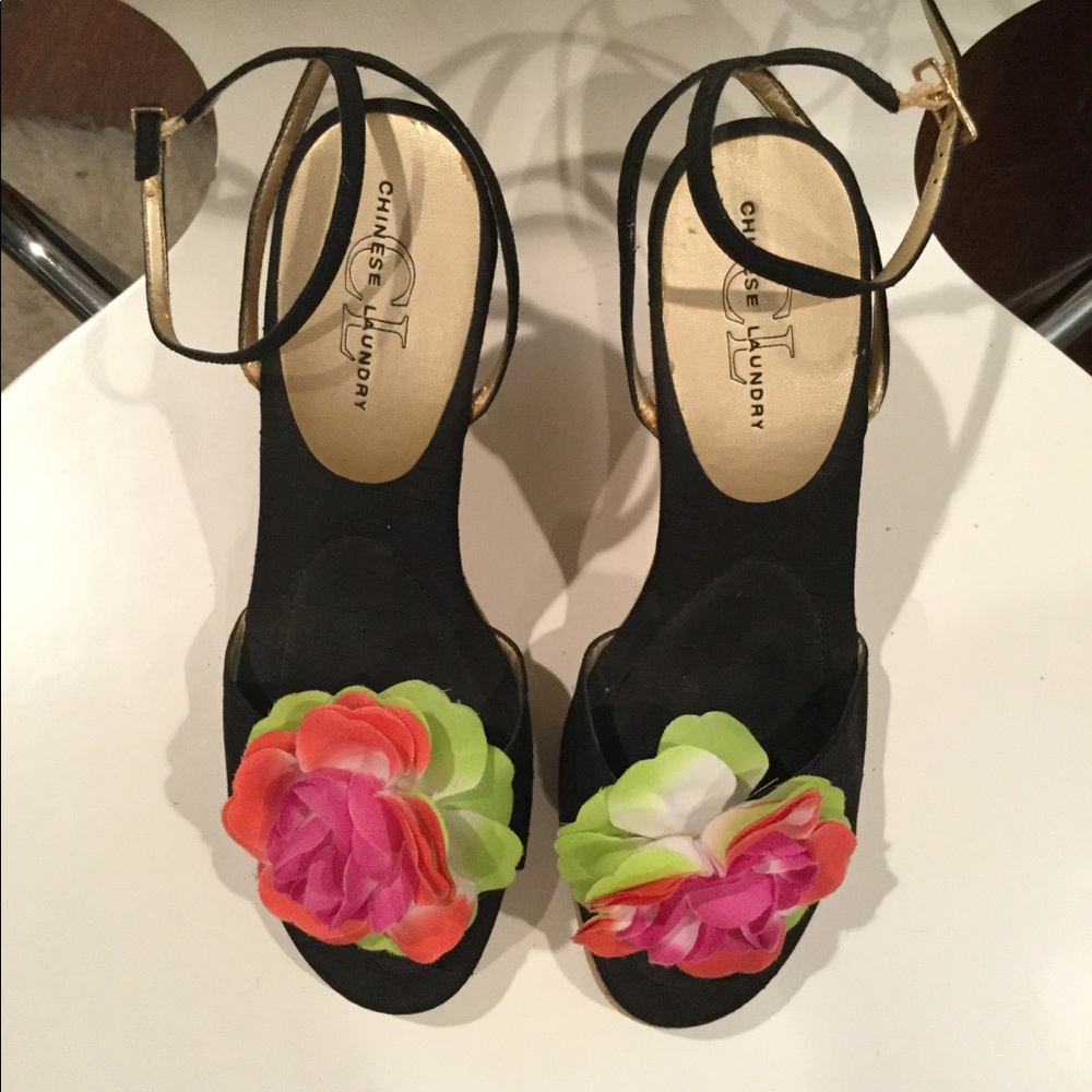 Chinese Laundry fun wedges with flower detail